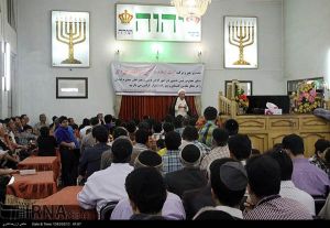 Ali-Younesi-visits-synagogue-in-Shiraz-13